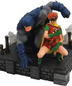 Diamond The Dark Knight Returns Batman & Robin Deluxe PVC Figure Diorama