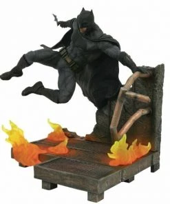 Diamond DC Gallery: Justice League Movie Batman 9'' PVC Gallery Figure